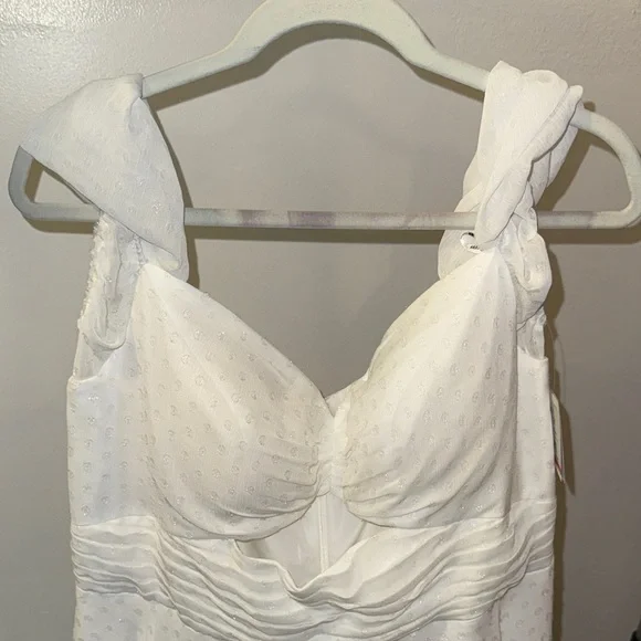 Elegant White Dress - Picture 2 of 8